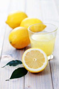 Le citron en cure détox présente un risque pour la santé siil est pris à jeun, le matin. Intégré dans une alimentation variée et saine, le citron bénéficie de vertues antioxydante et vitaminée.