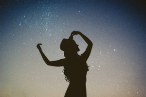 La vie est une danse heureuse, légère, en conscience, à l'instant présent. Etre merveilleusement bien ici et maintenant.