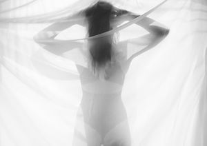 La femme a physiologiquement de la cellulite en cas de famine pour protéger son enfant. Mincir, masser, détoxifier, muscler améliorera en partie la cellulite.