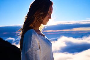 La méditation de pleine conscience est une méthode pour se recentrer sur soi et prendre les bonnes décisions. Elle permet la gestion du stress et de renouer avec ses sensations notamment de faim, de satiété, d'amour.