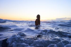 Le mouvement de l'eau sur le corps permet de le masser et de drainer les excès de rétention d'eau. Ce mouvement mécanique atténue la cellulite visiblement et tend vers un bien-être corporel développant une image de soi positive.