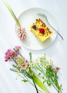 Une table fleurie, propre et une présentation zen donne envie de déguster et de partager un bon repas et être merveilleusement bien !