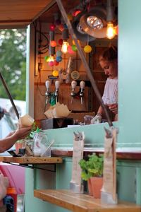Soirée d'été entre amis au food truck en bord de plage ou à un concert : le bonheur !