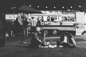 Soirée d'été entre amis à un concert : apéro, amitié, vie