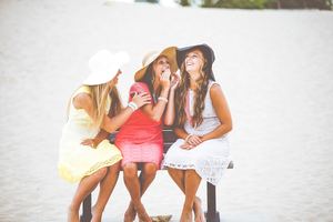 Mettre un chapeau, des habits corrects et de la crème solaire pour se protéger du soleil : bon sens et jugeote